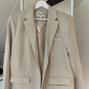 Beige kavaj - Beige kavaj. Något nopprig men annars fin. 