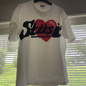 Stussy x cpfm t-shirt - En riktigt snygg tshirt, säljer för att det inte riktigt är min stil längre. Lite smått använd mena inga flaws. Storlek S men oversized så sitter boxy och snyggt på mig som är 186cm