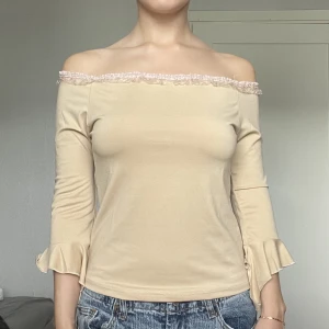 Söt topp - Säljer denna super söta off shoulder toppen.