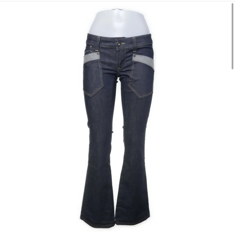 Lågmidjade jeans från only med en fin bakficka som är utsvängda🤩🤩 Säljer då de inte kommer till användning och var för långa. Köparen står för frakten men kan mötas och pris kan diskuteras!! . Jeans & Byxor.