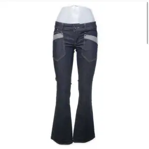 Lågmidjade jeans från only med en fin bakficka som är utsvängda🤩🤩 Säljer då de inte kommer till användning och var för långa. Köparen står för frakten men kan mötas och pris kan diskuteras!! 