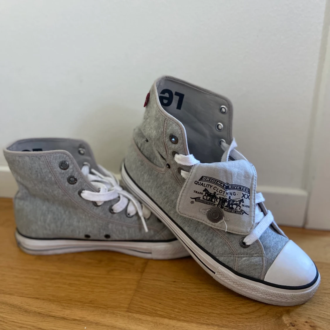 Gråa Levi’s skor i fint skick