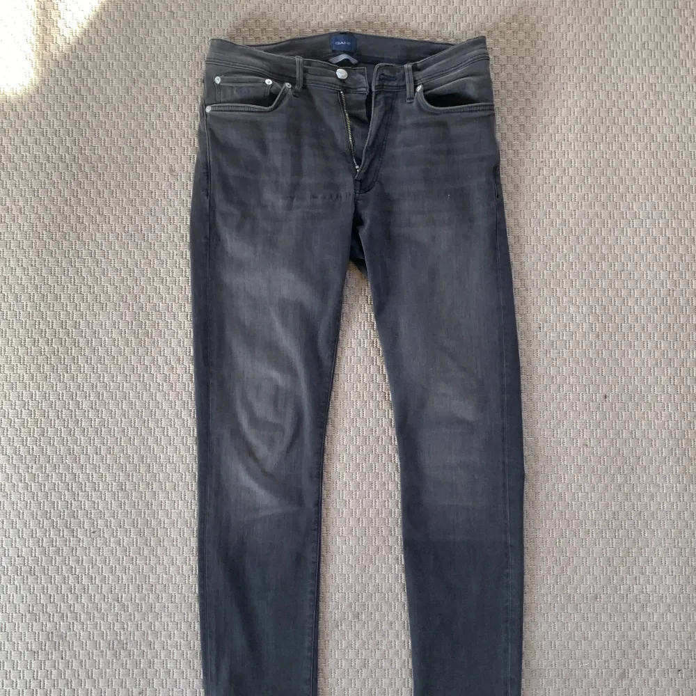 Gråa GANT jeans med skön stretch i extra slim modell. Storlek 32/32.. Jeans & Byxor.