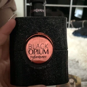 Black Opium parfym  - Helt ny oanvänd Black Opium parfym 90 ml. Den doftar jättegott men jag säljer ändå eftersom att jag har köpt en annan parfym istället. Nypris är ungefär 1200kr men jag säljer den för 600kr (priset kan diskuteras) 
