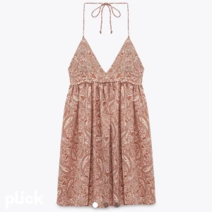 Zara klänning  - Säljer denna fina klänningen från zara då jag inte tyckte att det satt bra på mig💕använd endast några få ggr alltså fortfarande i bra skick!