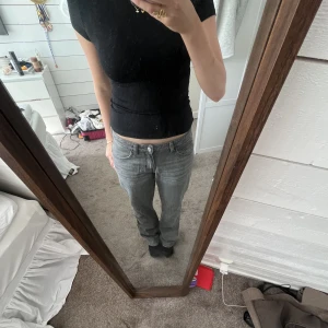 Weekday jeans - Säljer nu dessa jättesnygga arrow jeansen från weekday då jag tyvärr int får någon användning för dem längre😫😫 kom privat vid frågor!! 