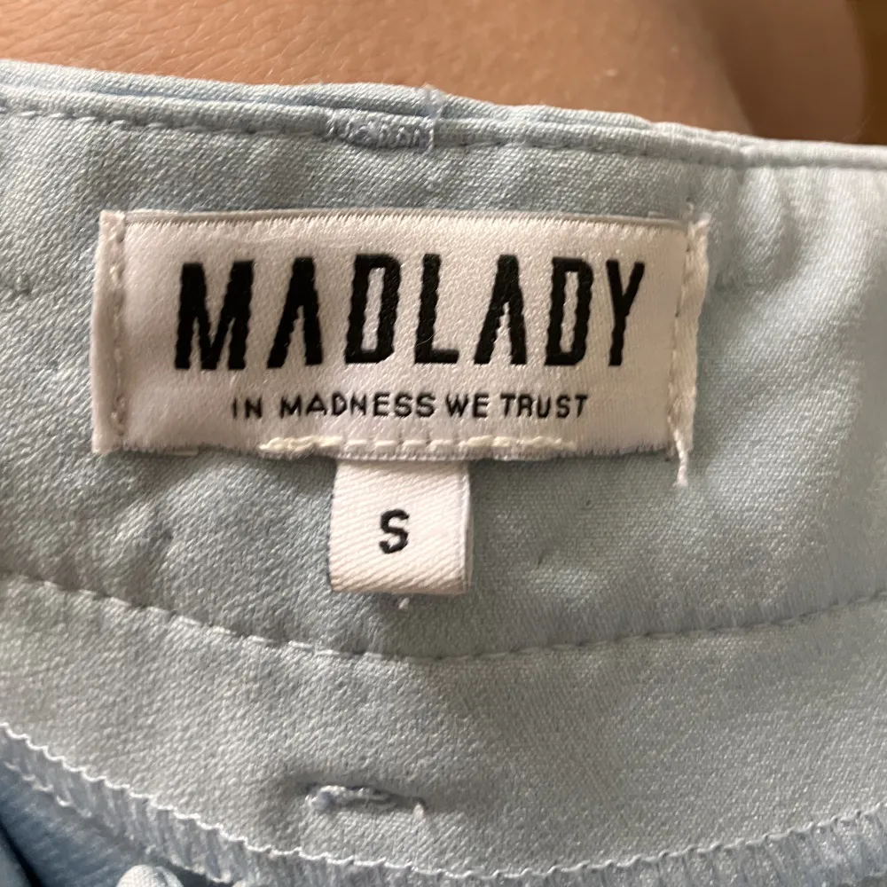 Superfina ljusblåa kostymbyxor från Madlady! Ett litet hål på baksidan av låret men annars bra skick 😊. Jeans & Byxor.