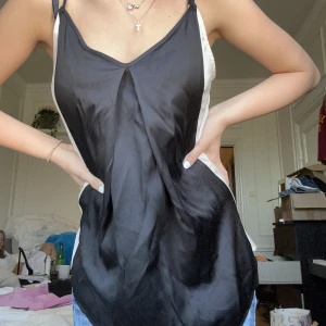 Svart vitt linne - Ett svart vitt linne i strl S, 36. Bra skick