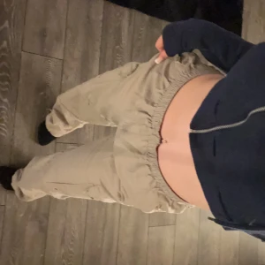 Cargo byxor  - Säljer dessa cargio byxor från sport lucky. De är i str L och är för långa för mig. ( är 162 cm ). Kom gärna med ett rimligt pris om ni vill och hör av dig vid frågor och funderingar 💙