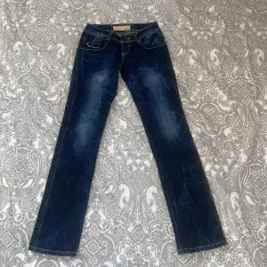 Jättefina lågmidjade jeans. Midjemått: Ca 34 cm (tvärsöver).  Innerbenslängd: Ca 78 cm❣️ 
