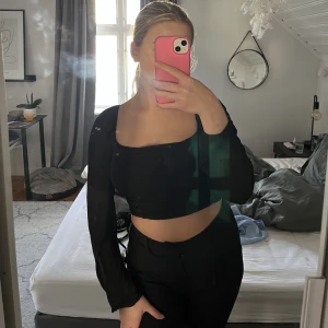 Svart topp - Sååå fin svart topp som är i super bra skick!! Har endast använts någon gång🥰 perfekt för lite finare  tillfällen❤️