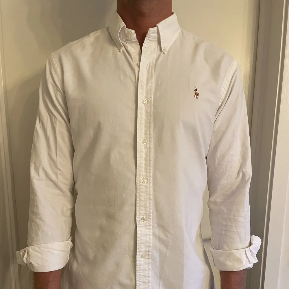 Ralph Lauren skjorta i nyskick! Button down krage. Färg: Vit Storlek: L. Skjortor.