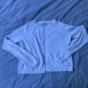 Vit kofta  - En vit fin kofta som jag aldrig användt pga att den är för liten så inprinsip ny skick. 