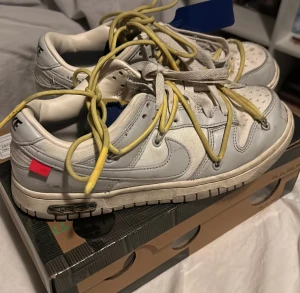 Off-white x Dunk Low ’Lot 27 of 50’  - Hej!  Har ett par Off-white x Nike Dunk low som jag vill sälja, den är från ’Dear summer’ kollektionen,väldigt sällsynt och är en limited edition, finns bara 50 styckna av dessa!  Tänker att vi kör startbud på 1900 och sen 3000kr vid direkt köp! 