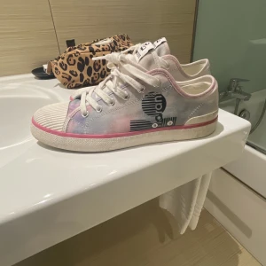 Isabel Marant x converse skor - Säljer mina assnygga isabel Marant x converse skor då de är för små för mig!!! De är mycket sparsamt använda! Dessutom låg nypriset runt 2000 kr!!💗💗
