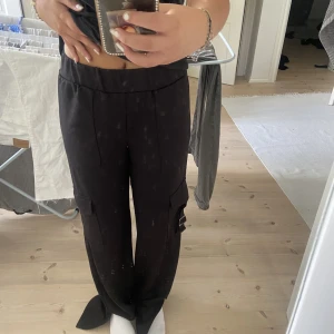 cargobyxor - svarta cargobyxor från new yorker med slits, för långa för mig därför säljer. Prislappen är kvar💓