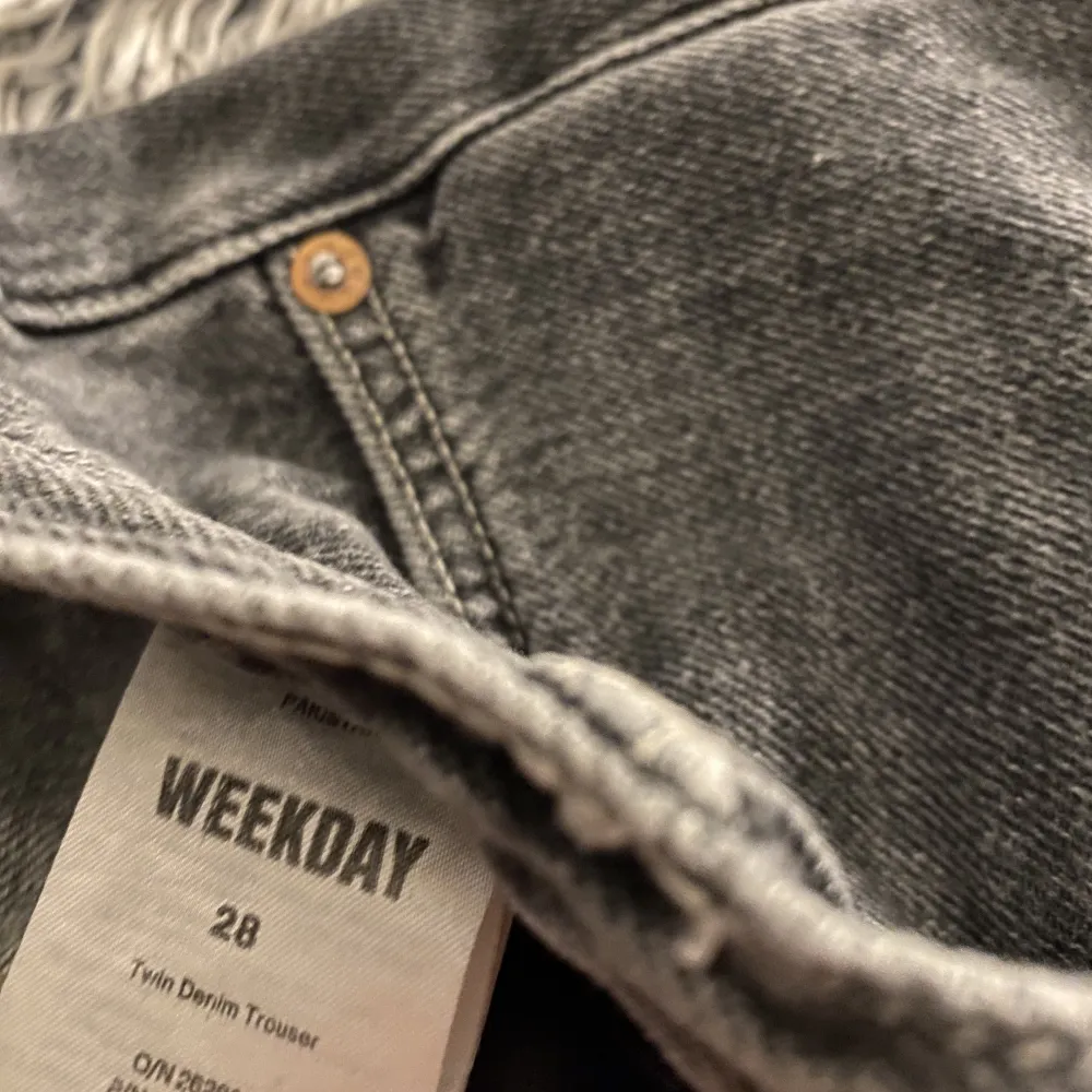 Säljer nu mina jätte snygga mid rise weekday jeans då dom inte längre kommer till någon användning. De är i storlek 28 och är lite långa för mig som är runt 157. Använda fåtal gånger. Jeans & Byxor.