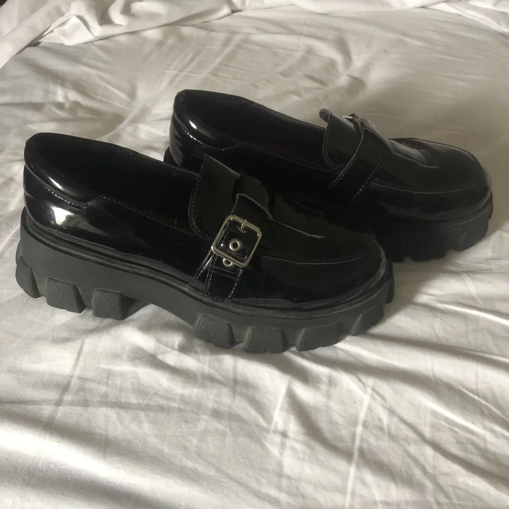 Dessa svarta väldigt coola, chunky skorna ska nu säljas. Jag köpte de här på Plick men har inte kommit till användning så de behöver en ny ägare! De är i storlek 39 och jag skulle säga att det stämmer okej, en liten 39a. Skor.
