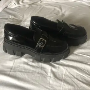Dessa svarta väldigt coola, chunky skorna ska nu säljas. Jag köpte de här på Plick men har inte kommit till användning så de behöver en ny ägare! De är i storlek 39 och jag skulle säga att det stämmer okej, en liten 39a