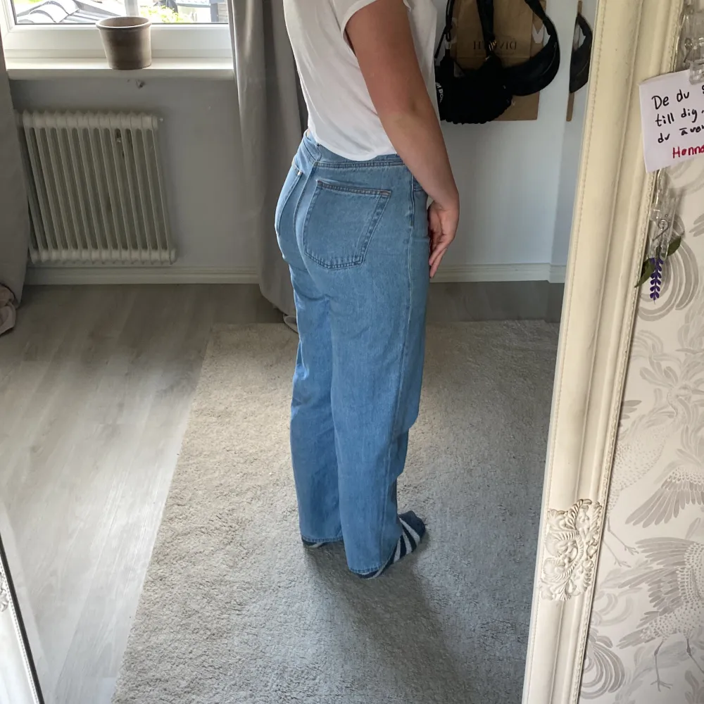 Säljer mina blåa högmidjade jeans från H&M. Jeansen har ett skönt material och en fin somrig blå färg.. Jeans & Byxor.