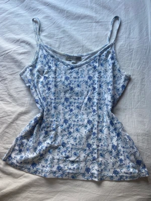 Blommigt linne - Blommigt linne, har ärft den så vet ej vart den är ifrån. Säljer för den är för stor. Skriv om du vill ha fler bilder💓