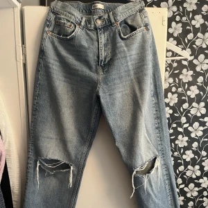 Raka jeans - Raka jeans från GinaTricot med hål på knäna. Supersnygga men tyvärr för små för mig. Använda endast ett fåtal gånger. Storlek 38. Benen är raka.