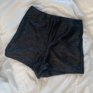 Shorts  - Högmidjade shorts från BikBok. Oanvänd