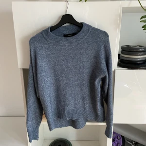 Stickad tröja  - Blå stickad tröja från vero moda som är i bra skick
