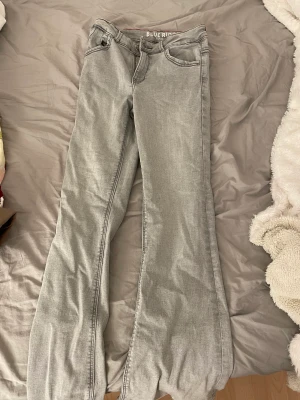 Grå jeans  - Säljer dessa gråa jeans från blue ridge. Då de e för korta i benen. Kom privat för fler bilder.  