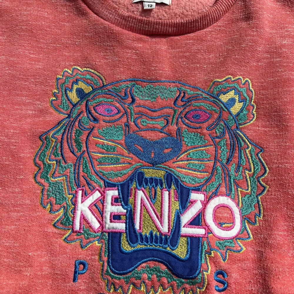 Säljer mina kenzo tröja! Tröjan är i storlek 12 (barn) men fungerar bra som en XS. Den är i fint skick! Säljer för 300 kr. . Hoodies.