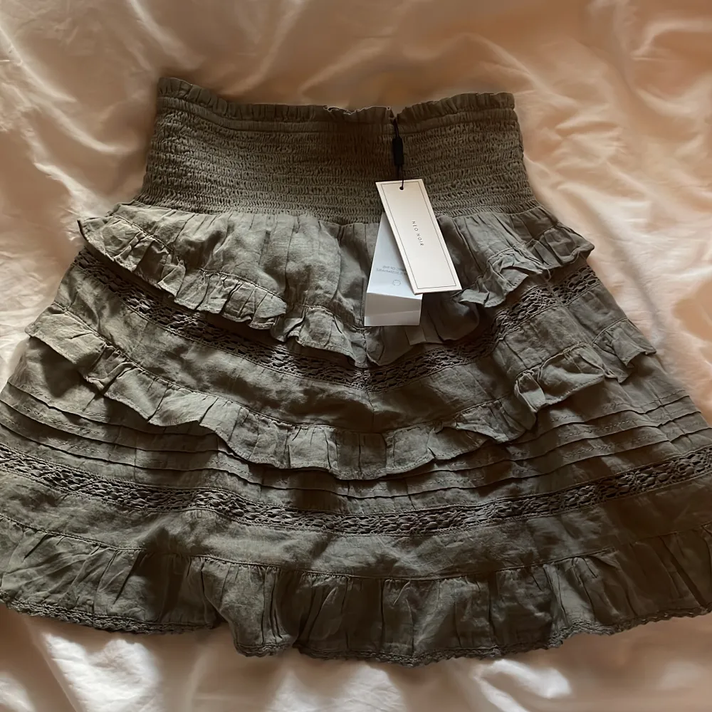 Helt ny Neo Noir kjol som aldrig är använd! Köpt för 600 kr💗💗. Kjolar.