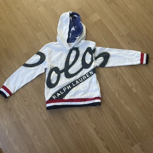 Polo ralph lauren hoodie stlk 140 - Polo ralph lauren hoodie storlek 140 Sparsamt använd och i gott skick 