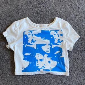 t shirt - en jättefin magtröja/t-shirt, nästan helt oanvänd 