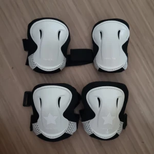 Barn skydd för knä och armbågar - Helt nyköpta endast testade. Var för små för min 6åring. Storlek upp till 25 kg.