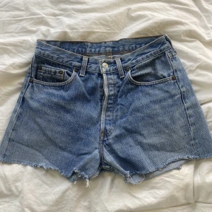 Jeans shorts  - Säljer ett par jätte fina levis 501 jeans shorts! Dom har tyvärr blivit för små för mig. Använda ganska mycket men fortfarande i bra skick! Köpta förra året för 669kr. Står tyvärr ingen storlek i dom men jag har storlek 29 