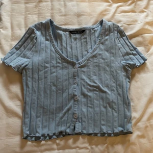 Ribbad blå topp - Ljusblå tröja köpt från shein. Använd endast 1 gång .Väldigt fin men används inte tyvärr. Skriv i DM vid frågor. Köparen står för frakten 