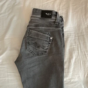 Pepe jeans Low waist - Säljer dessa slutsålda pepe jeansen. Jeansen är långa, straight, och low waist. I fint skick och använda ett få antal gånger. Ny köpta för 949 kr