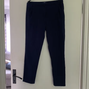 Kostymbyxor gant - Marinblåa kostymbyxor från Gant. Nästintill oanvända, strl. 36. Ganska låga i midjan.