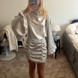 Silvrig klänning - Jättesnygg silvrig fest klänning