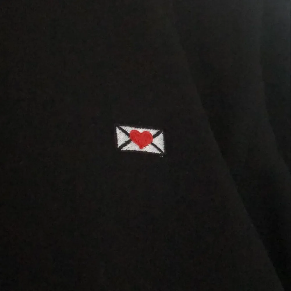 Svart hov1 hoodie ”kärleksbrev”. Den har ett kärleksbrev på bröstet & även en röd krona på ena ärmen! Är i fint skick! Storlek small.💌 från släppet 2018♥️. Hoodies.