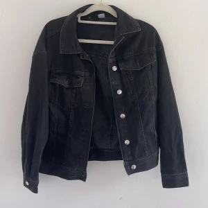 Svart jeansjacka  - Använt ett fåtal gånger. Svart jeansjacka 