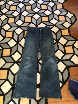 Acne jeans - Vida mörkblå acnejeans i storlek 27 32. Nyligen köpta, knappt använda inga defekter!