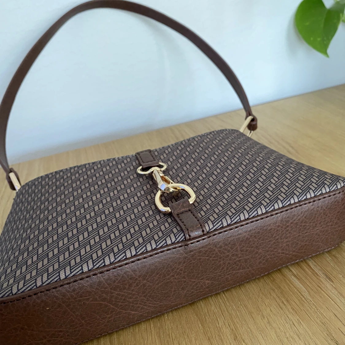 ASOS design, monogram-mönstrad axelväska i 90-talsstil med metallspänne - 90