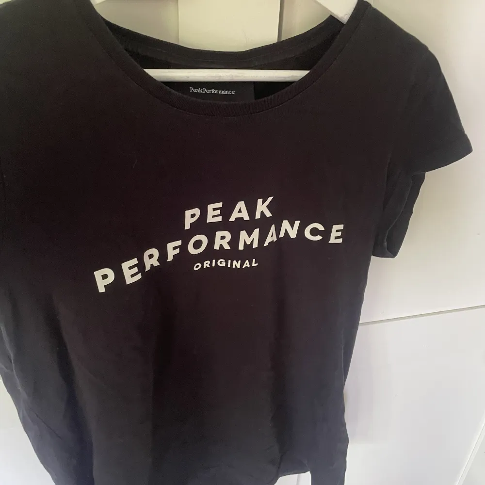 Säljer denna peak performance t-shirt i storlek xs/s!!💕💕. T-shirts.