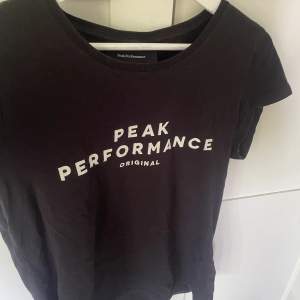 Säljer denna peak performance t-shirt i storlek xs/s!!💕💕