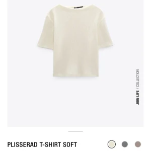 Stickad T-shirt  - Säljer en superfin tröja ifrån Zara då den inte kommer till användning💓 Tröjan är i nyskick och har bara används några gånger. Kontakta för fler bilder💕💕