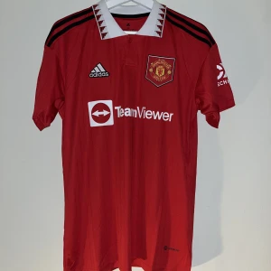 Fotbollströja Manchester United Rashford - Manchester United hemmatröja säsongen 22/23 med Rashford 10 på ryggen. Tröjan är helt oanvänd med prislapp kvar. 