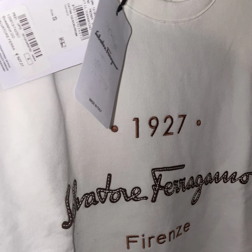 Salvatore Ferragamo tröja vit sweatshirt tjocktröja  Skick: 10/10 Storlek: S  Säljs då jag tömmer garderoben och vill bli av med gamla kläder.. Hoodies.