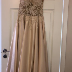 Bal-klänning - Fantastiskt fin balklänning i storlek 38- kan passa en smal 40 också. Champange färg och använd endast 1 gång. Köpt för 400 euro