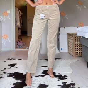 Lågmidjade manchesterbyxor  - Lågmidjade manchesterbyxor från ParaMi strl 36, men passar 38. Benlängd 32 nervikta (som på bild), så blir lite korta för mig som är 175 cm och vanligtvis har 34-längd. Sampleexemplar(går ej att köpa i butik) och oanvända med lappen kvar. Nypris ca 1099